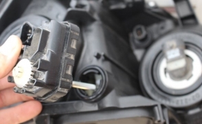 Replacing the headlight corrector Ford (Ford)