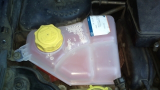 Replacement of a tank of a cooling liquid Ford (Ford)